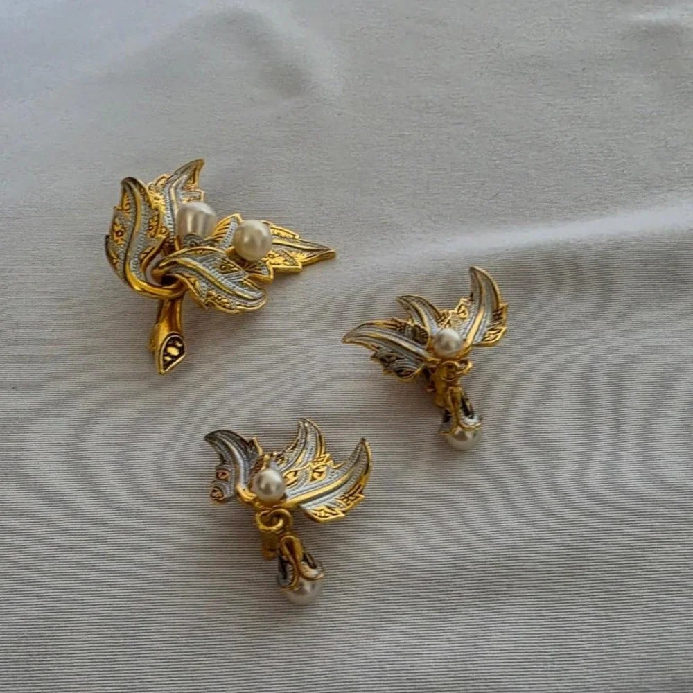 Beautiful Vintage Damascene jewelry set Leaf brooch/matching drop acorn earrings